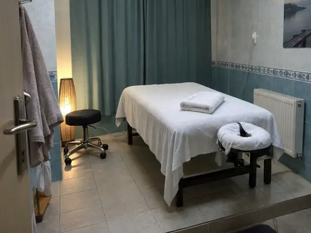Mavi perdeli odada masaj masası ve tabure — Aşiyan, Masaj Salonun