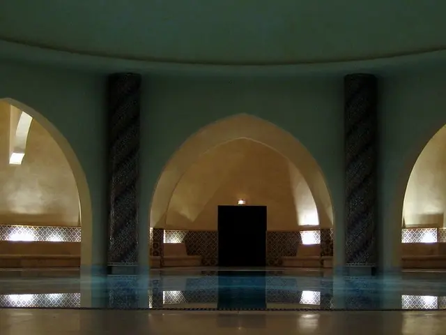 Kemerli nişleri ve havuzuyla loş hamam salonu — Aşiyan, Masaj Salonun